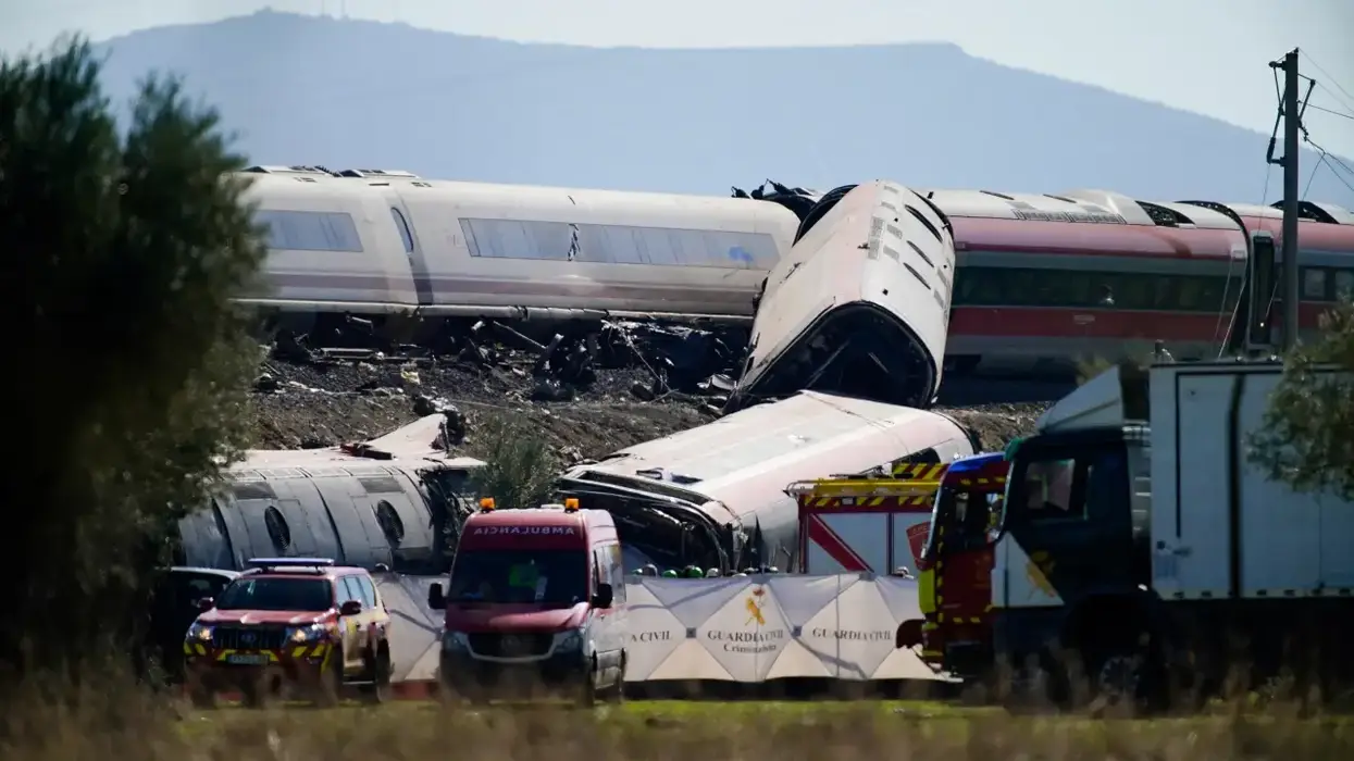Trenes destrozados tras el accidente ferroviario en Urda, Toledo, con vehículos de emergencia y personal de Criminalística de la Guardia Civil en el lugar.