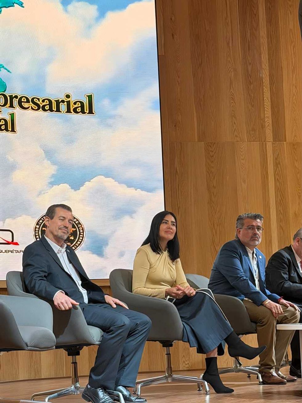 Tres asistentes posan en el auditorio del congreso CIELO 2026 de liderazgo empresarial en Quer\u00e9taro
