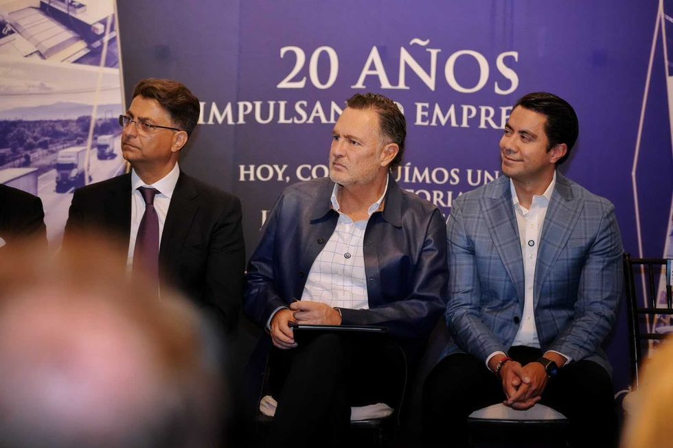 Tres asistentes sentados frente a la lona de 20 a\u00f1os de PLUSCORP durante el anuncio de financiamiento para empresas de Quer\u00e9taro.
