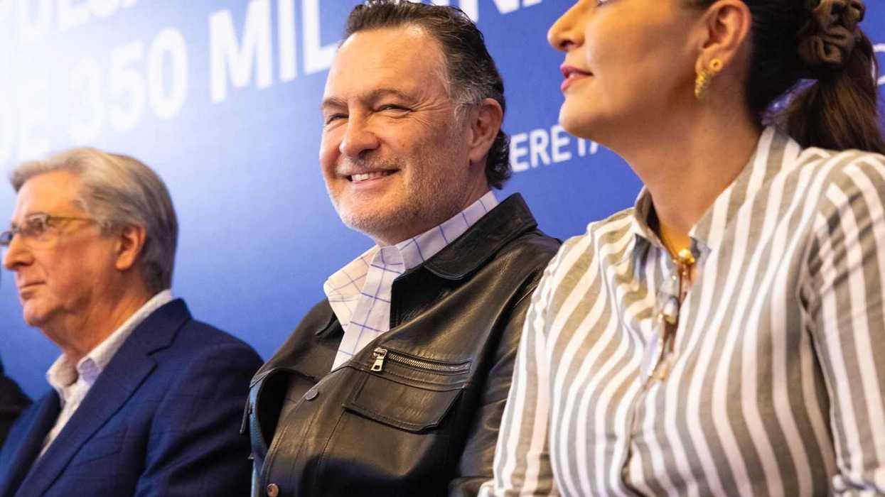 Tres asistentes sentados frente a un fondo azul durante la presentación del programa Listos a Jugar en Querétaro
