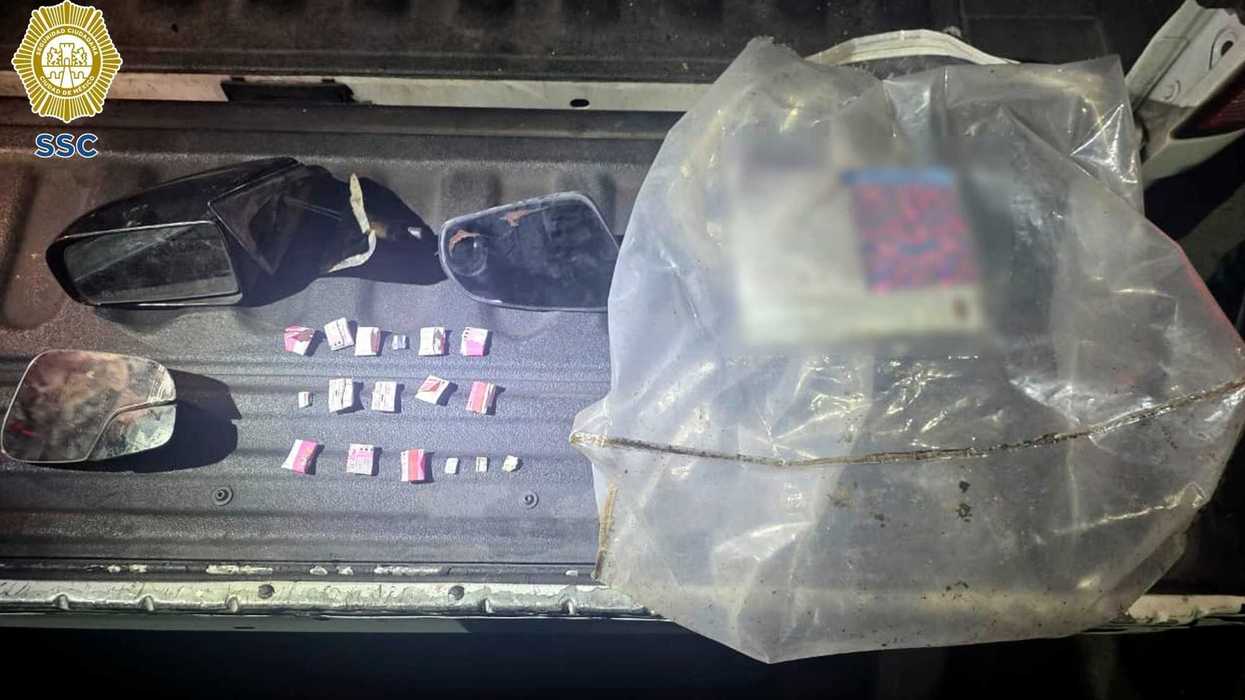Tres espejos laterales, 17 envoltorios y una bolsa transparente asegurados por la SSC en la detención por robo de espejos en la Narvarte Poniente.