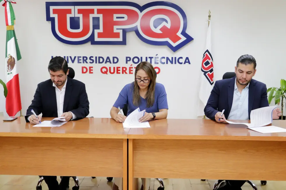 Tres firmantes suscriben el convenio de colaboraci\u00f3n interuniversitaria en la sala de juntas de la Universidad Polit\u00e9cnica de Quer\u00e9taro