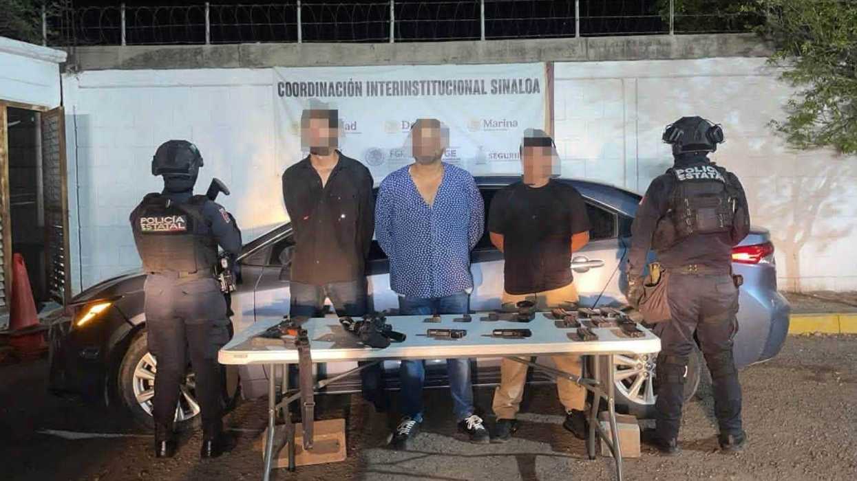 Tres hombres detenidos en Culiacán junto a armas, cargadores y otros objetos asegurados por la Policía Estatal de Sinaloa.