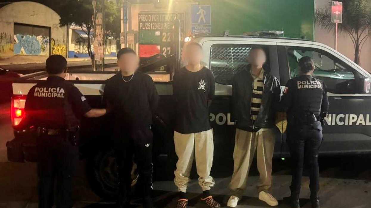 Tres hombres detenidos por policías municipales junto a una patrulla en la colonia 10 de Abril, Querétaro