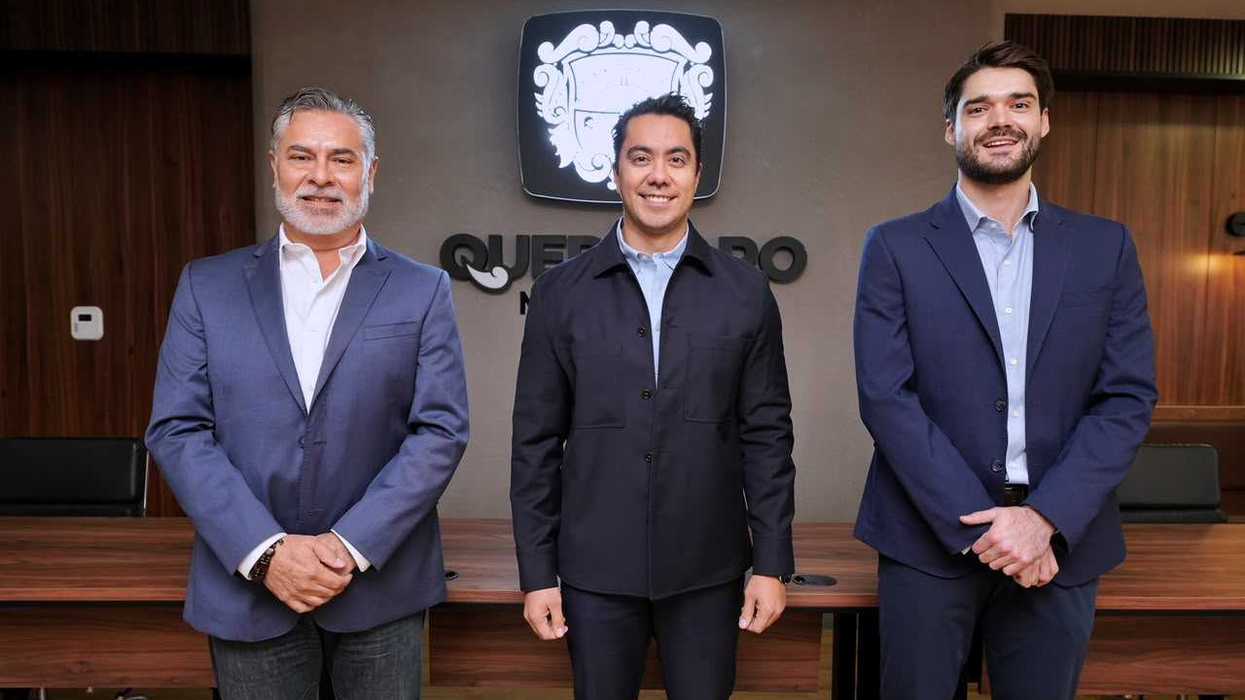 Tres hombres posan frente al logotipo de Querétaro Municipio tras los cambios en el gabinete municipal