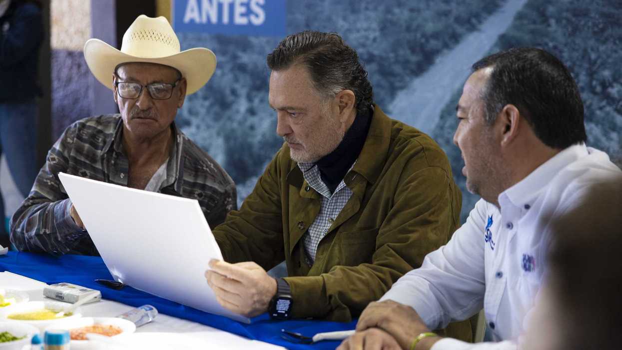 Tres hombres revisan el proyecto del camino a El Sitio durante la entrega de la tercera etapa en San Juan del Río