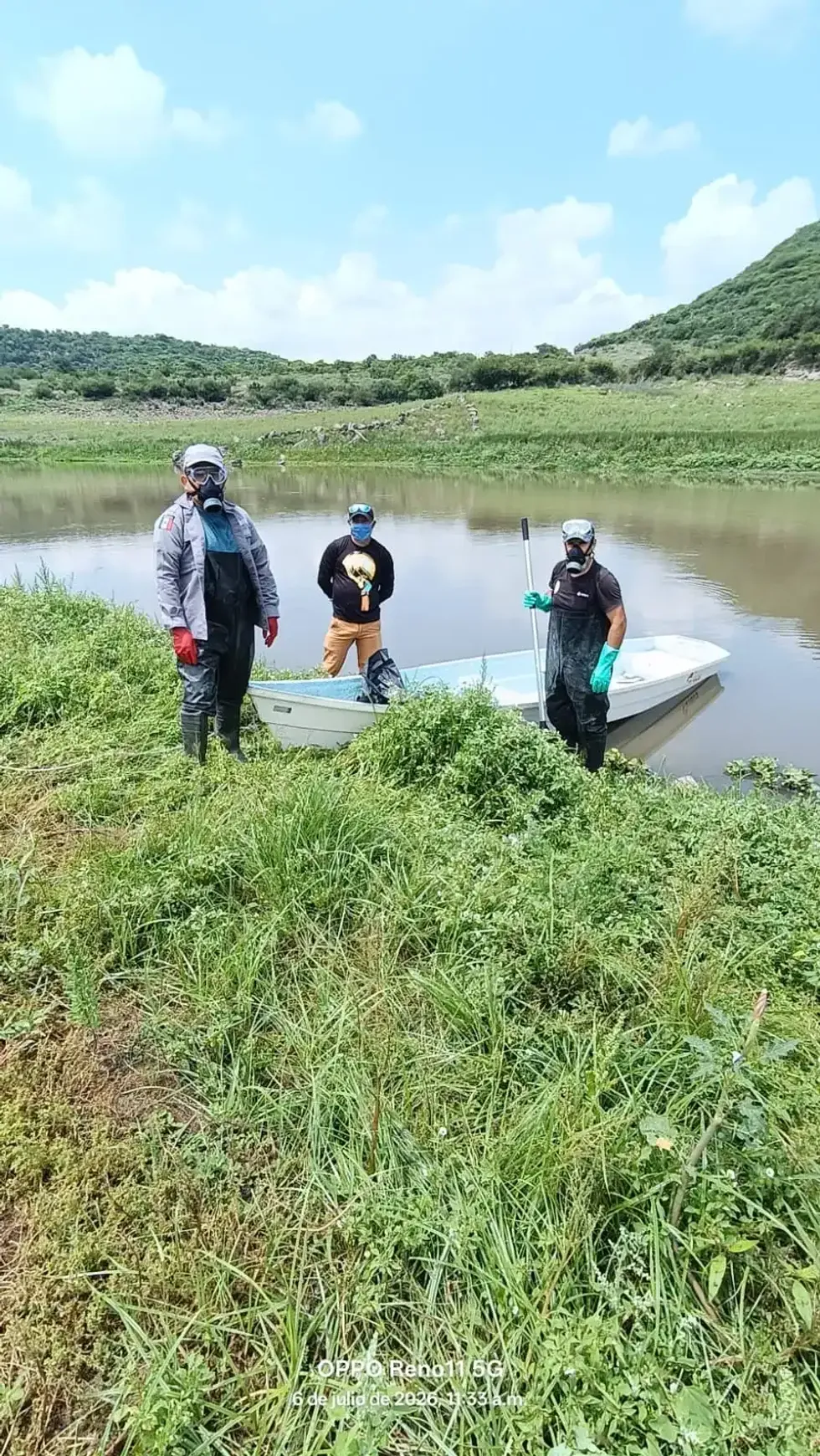 Tres integrantes de la brigada, con equipo de protecci\u00f3n, junto a una lancha a la orilla de la presa El Bat\u00e1n.