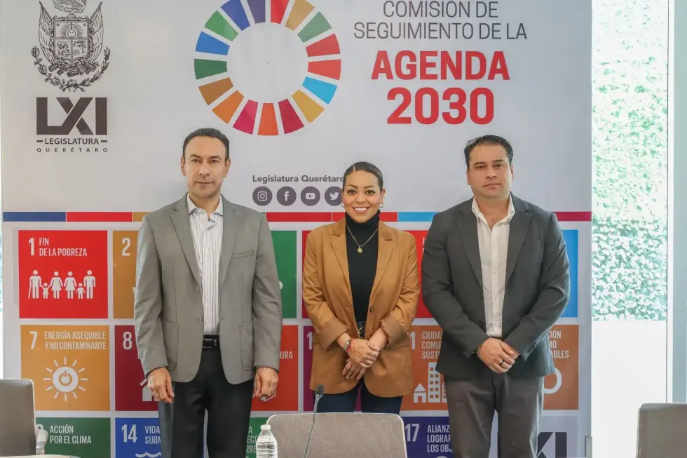 Tres integrantes de la Comisi\u00f3n de Seguimiento de la Agenda 2030 posan frente al banner de la comisi\u00f3n en el Congreso de Quer\u00e9taro.