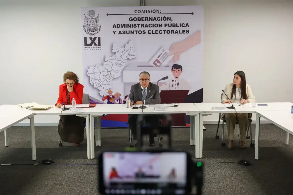 Tres integrantes presiden la mesa de la Comisi\u00f3n de Gobernaci\u00f3n, Administraci\u00f3n P\u00fablica y Asuntos Electorales durante la sesi\u00f3n