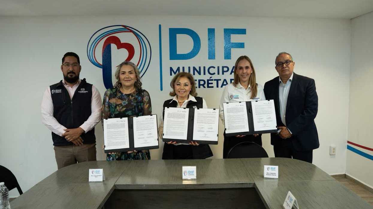 Tres mujeres firman el convenio del DIF Municipal Querétaro y la USEBEQ sobre respeto a adultos mayores en primarias.