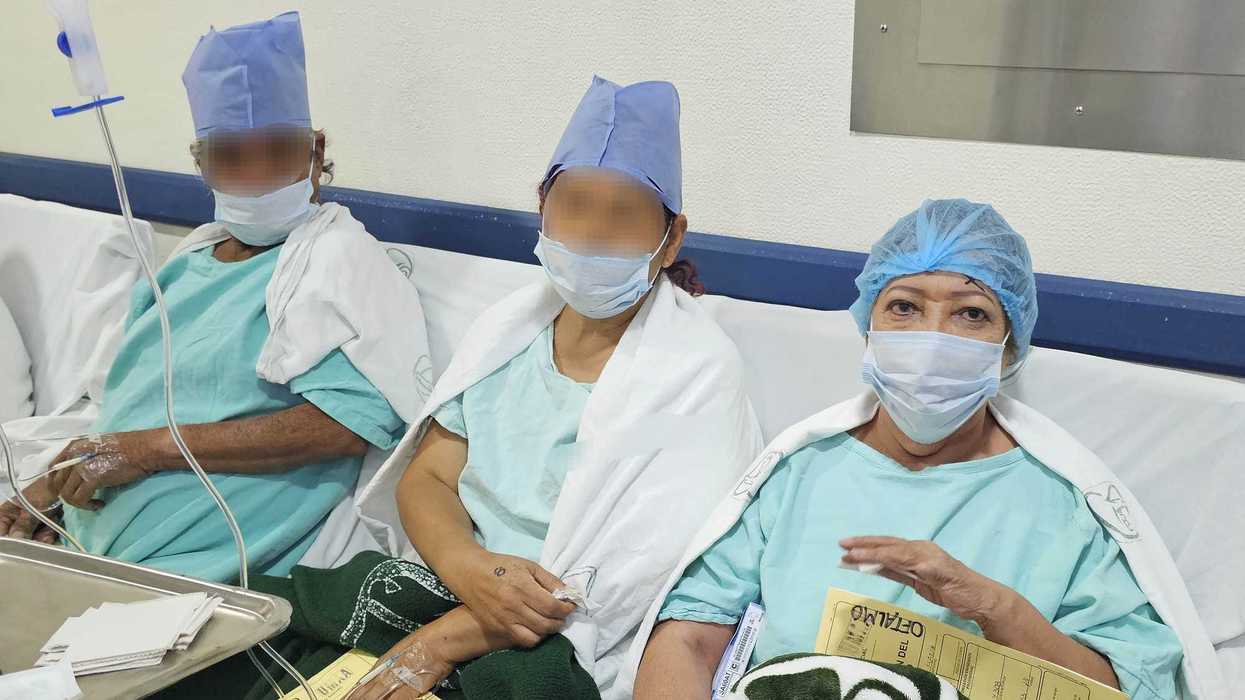 Tres pacientes en recuperación tras cirugía de cataratas en una unidad del IMSS en Aguascalientes