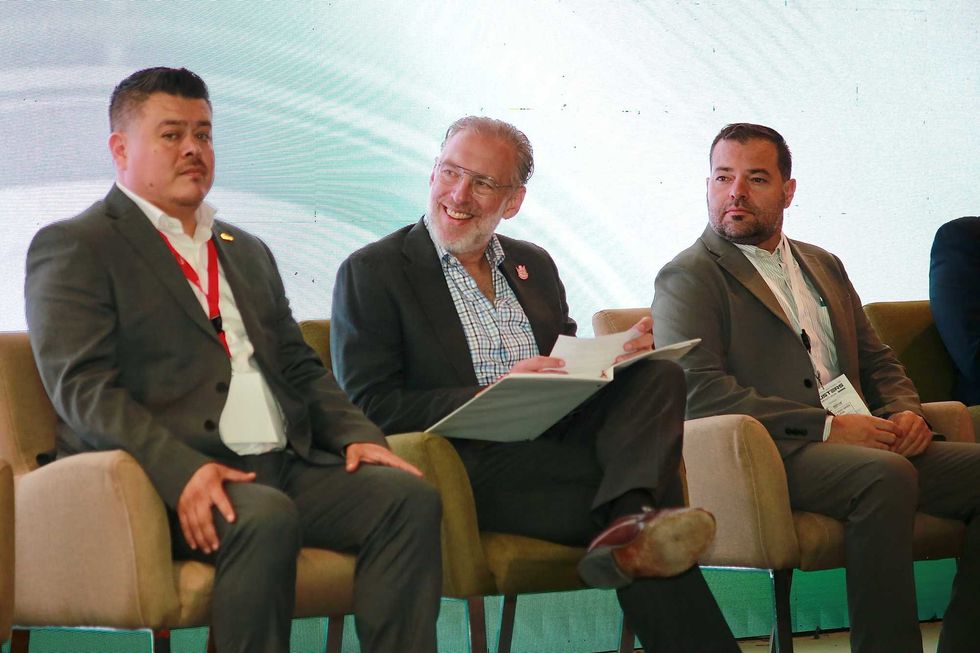 Tres participantes durante el panel del Primer Congreso Nacional de Cl\u00fasteres en Quer\u00e9taro