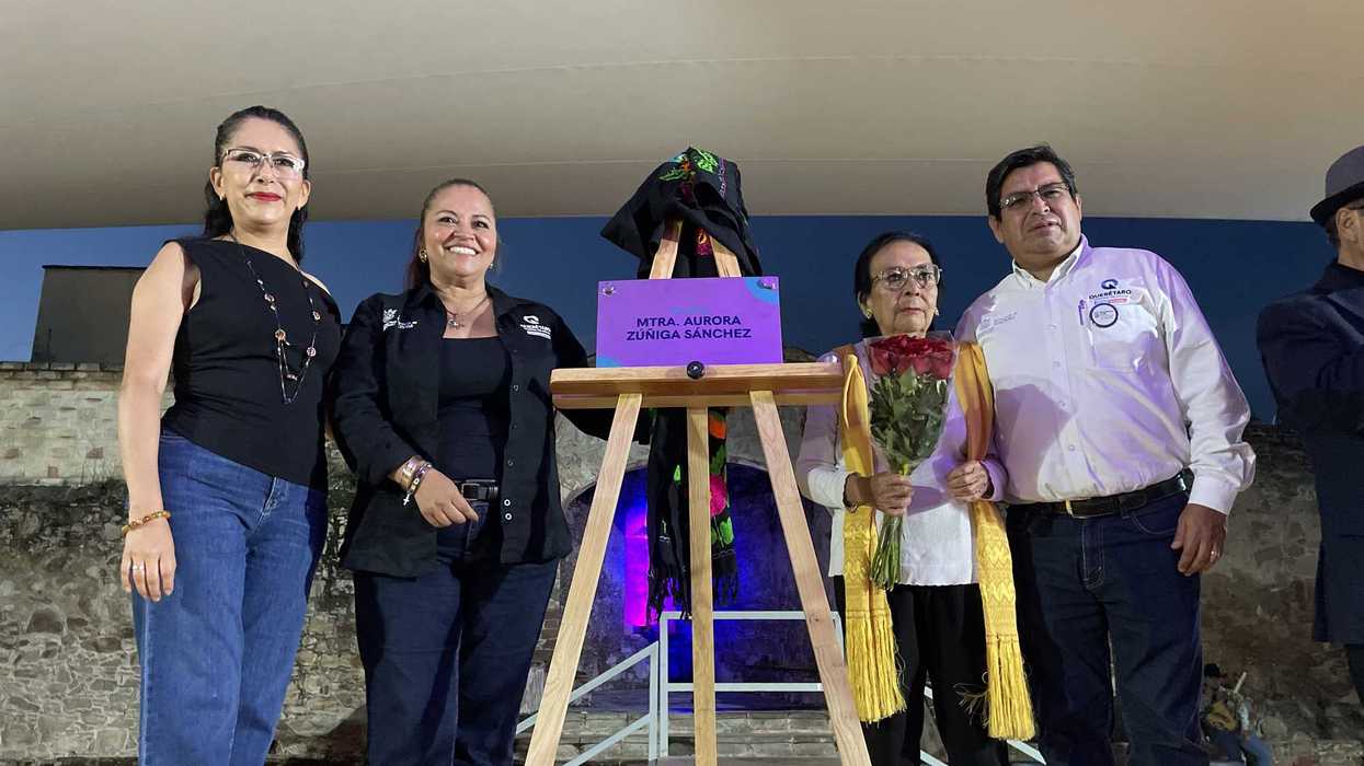 Tres personas posan durante los festejos del aniversario 35 del Centro Cultural Casa del Faldón, en Querétaro