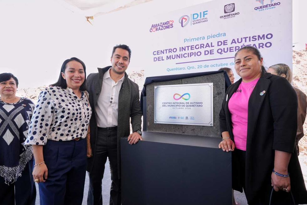 Tres personas posan junto a la placa del Centro de Autismo del Municipio de Quer\u00e9taro, octubre de 2026