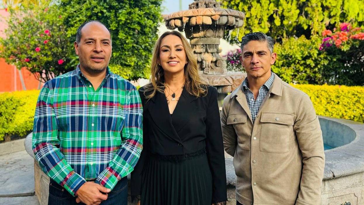 Tres regidores de oposición posan de pie frente a una fuente en un jardín de San Juan del Río