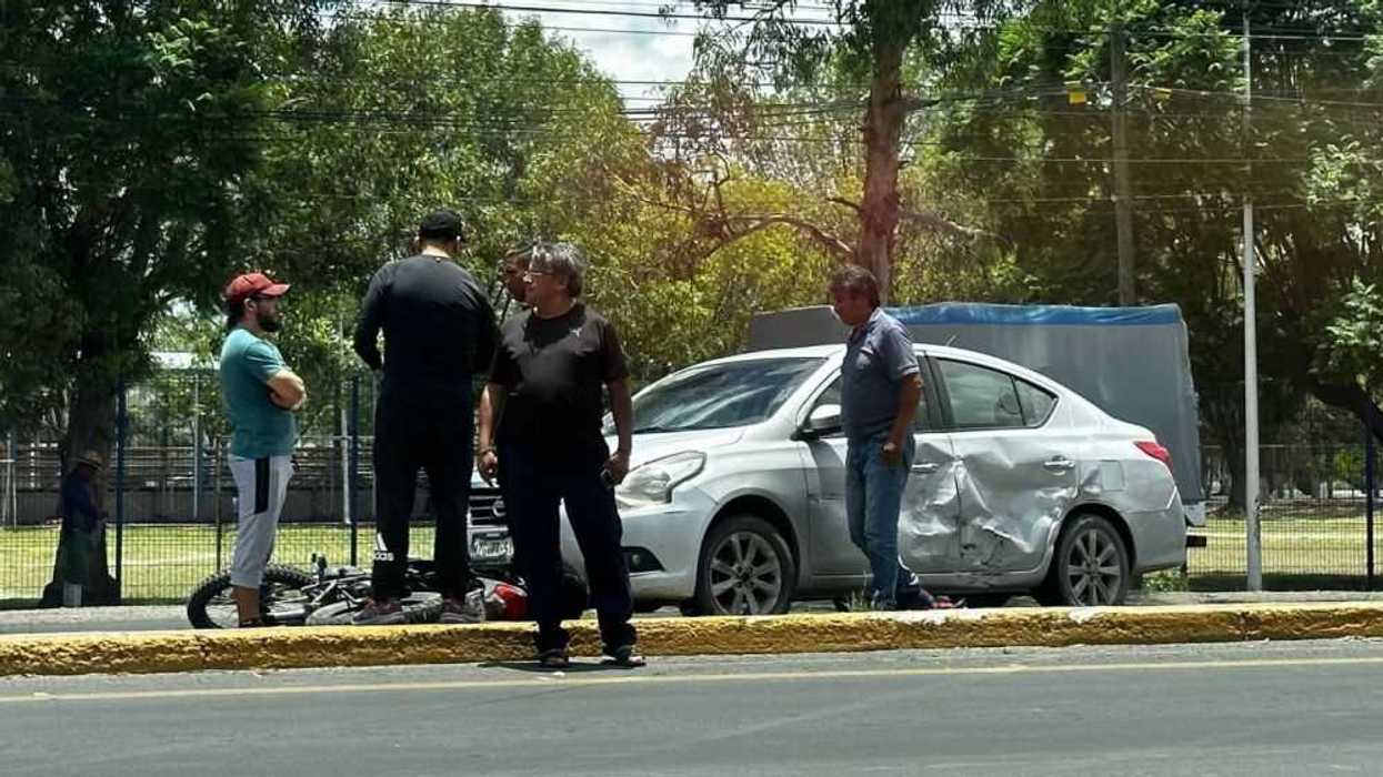 Tres vehículos y motociclista involucrados en accidente de carretera a Tequisquiapan.