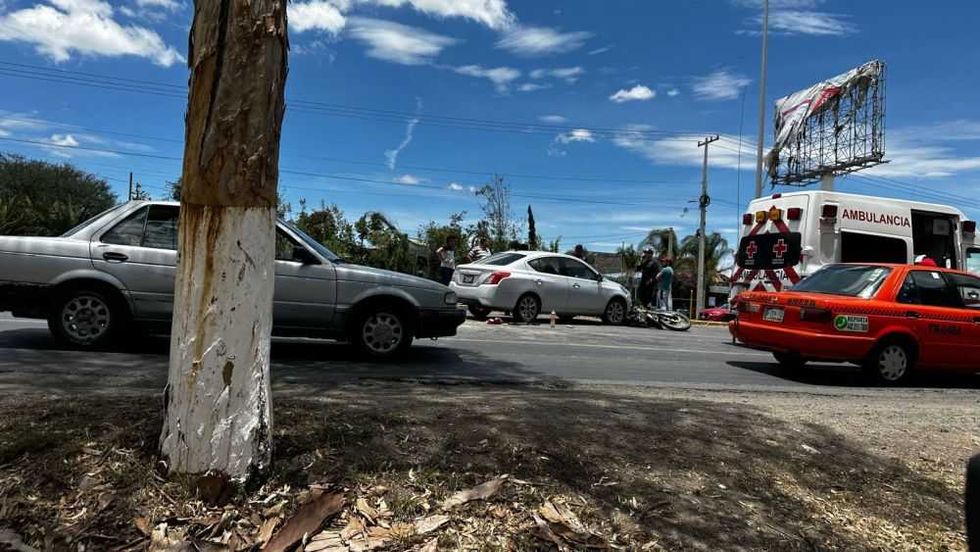 Tres vehículos y motociclista involucrados en accidente de carretera a Tequisquiapan.