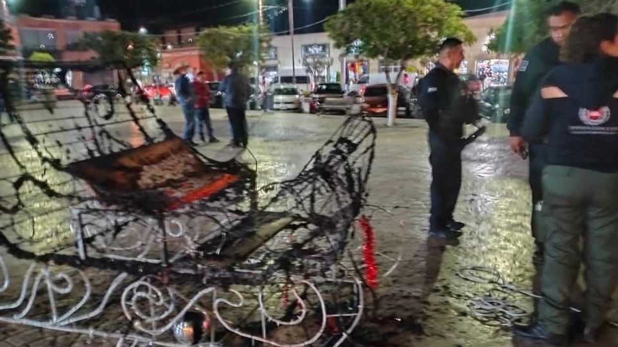 Trineo navideño dañado por incendio en Jardín Principal de Ezequiel Montes tras uso de pirotecnia por menores.