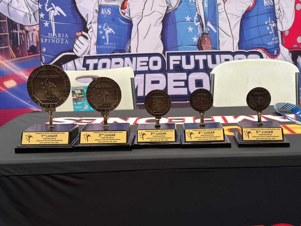 Trofeos del primero al quinto lugar del torneo de taekwondo Futuros Campeones 2026 en San Juan del R\u00edo.