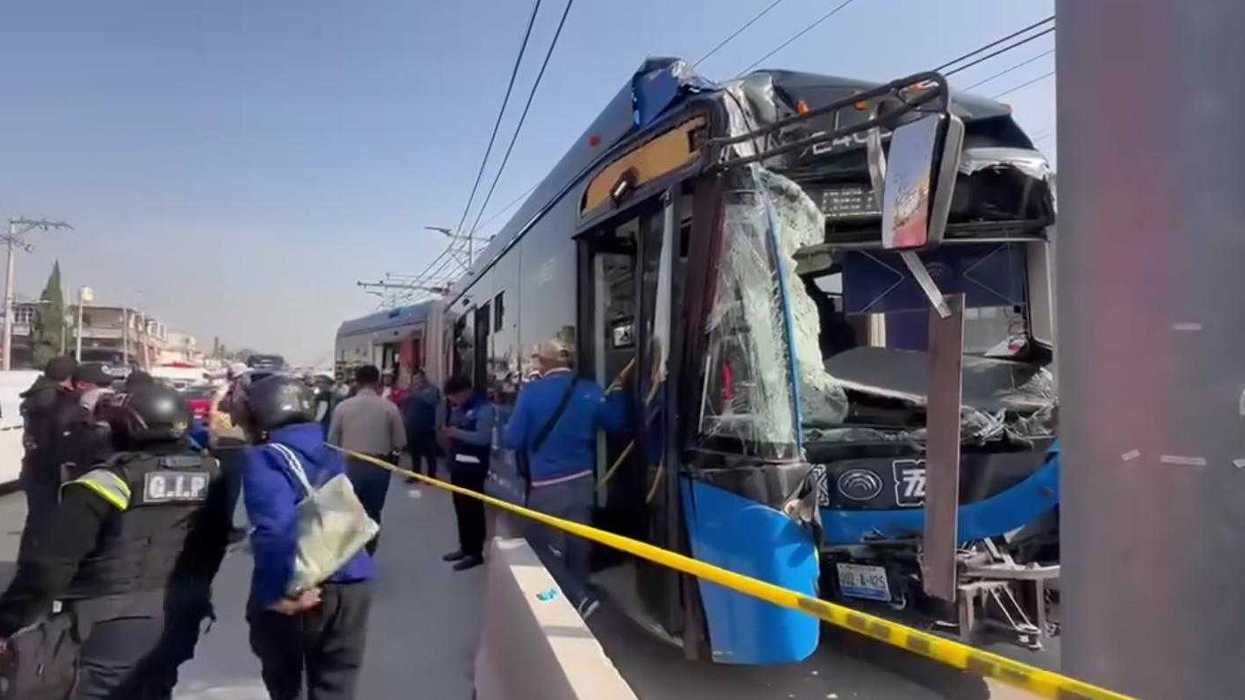 Trolebús elevado accidentado en estación Covadonga sobre avenida Solidaridad en Chalco Estado de México