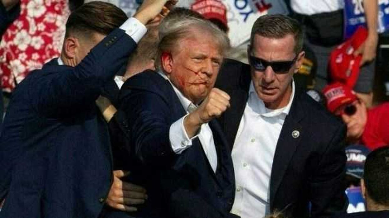 Trump "a salvo" tras ser evacuado por detonaciones durante mitin en Pensilvania. AFP.