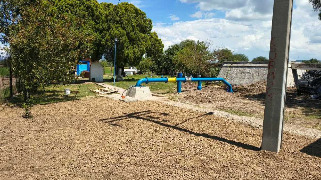 Tubería azul y base de concreto del pozo de la Unidad de Riego Pozo del Alto de Guadalupe, tras su rehabilitación en San Juan del Río