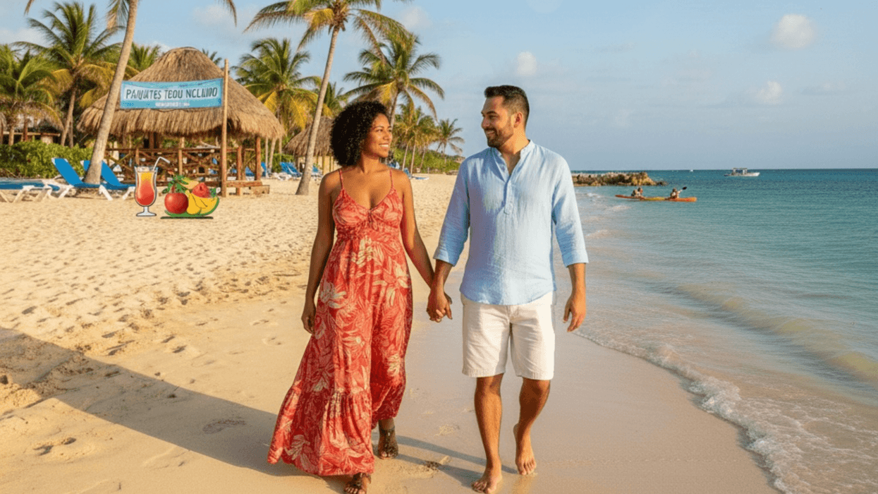 Turistas disfrutan de las instalaciones de un resort todo incluido durante sus vacaciones.