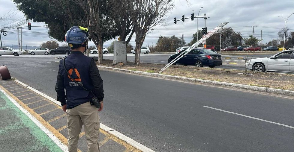 \u00c1rbol ca\u00eddo sobre camioneta tras fuertes vientos en colonia La Sierrita, Quer\u00e9taro, con personal de Protecci\u00f3n Civil atendiendo la emergencia