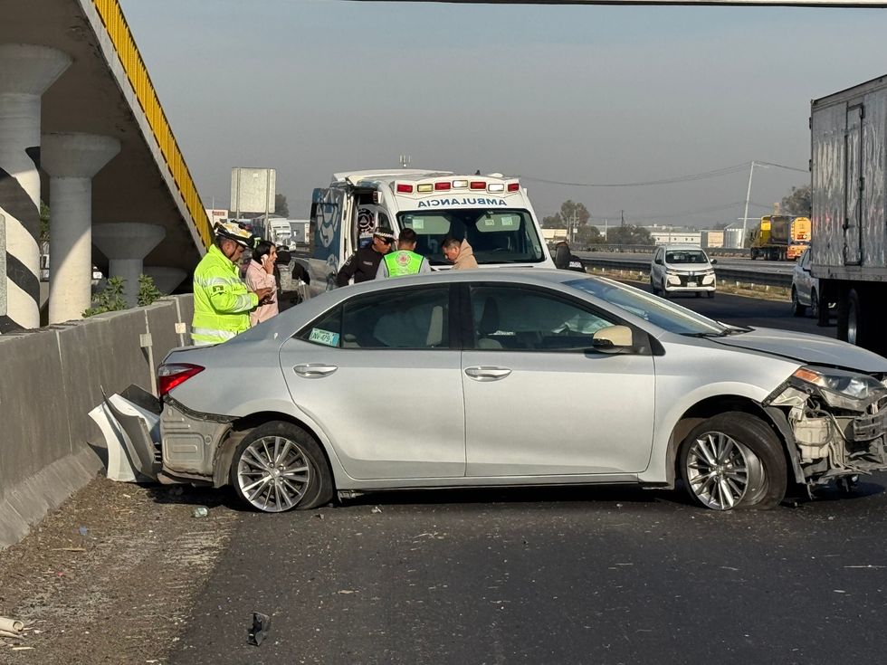 \u200bAccidente vehicular en autopista M\u00e9xico-Quer\u00e9taro kil\u00f3metro 182 en Pedro Escobedo Quer\u00e9taro con atenci\u00f3n de emergencias.