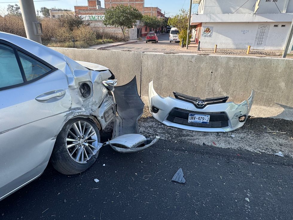 \u200bAccidente vehicular en autopista M\u00e9xico-Quer\u00e9taro kil\u00f3metro 182 en Pedro Escobedo Quer\u00e9taro con atenci\u00f3n de emergencias.