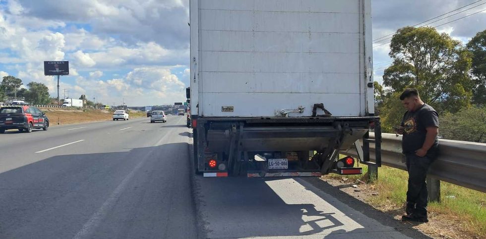 \u200bElementos de salvamento valoraron al conductor del Kia gris descartando lesiones graves.