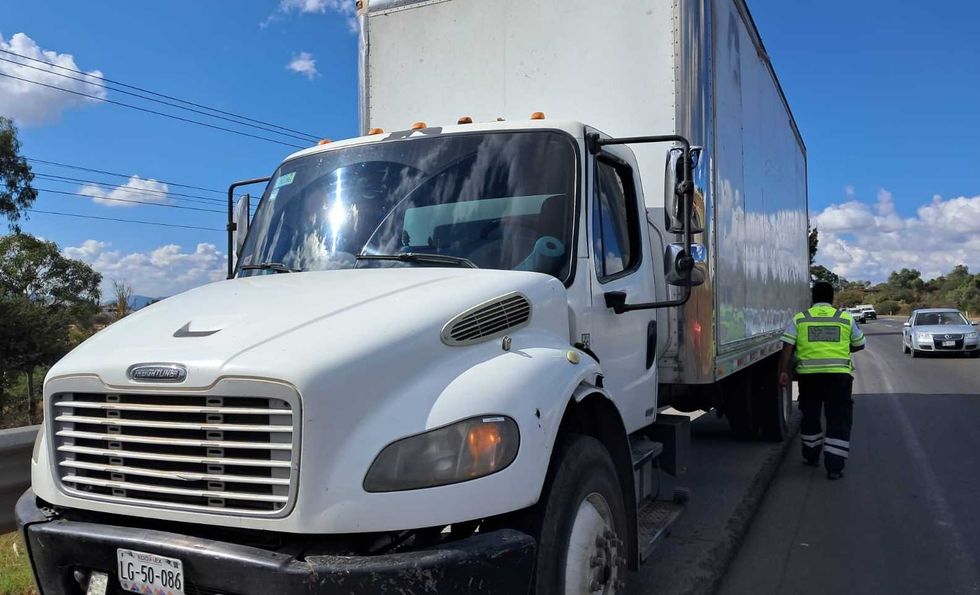 \u200bElementos de salvamento valoraron al conductor del Kia gris descartando lesiones graves.