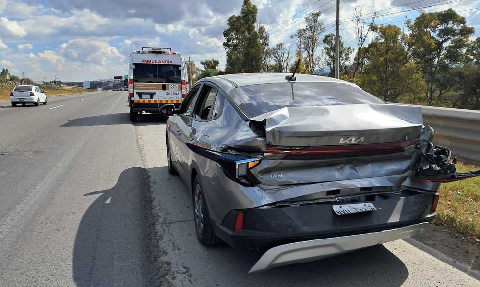 \u200bElementos de salvamento valoraron al conductor del Kia gris descartando lesiones graves.