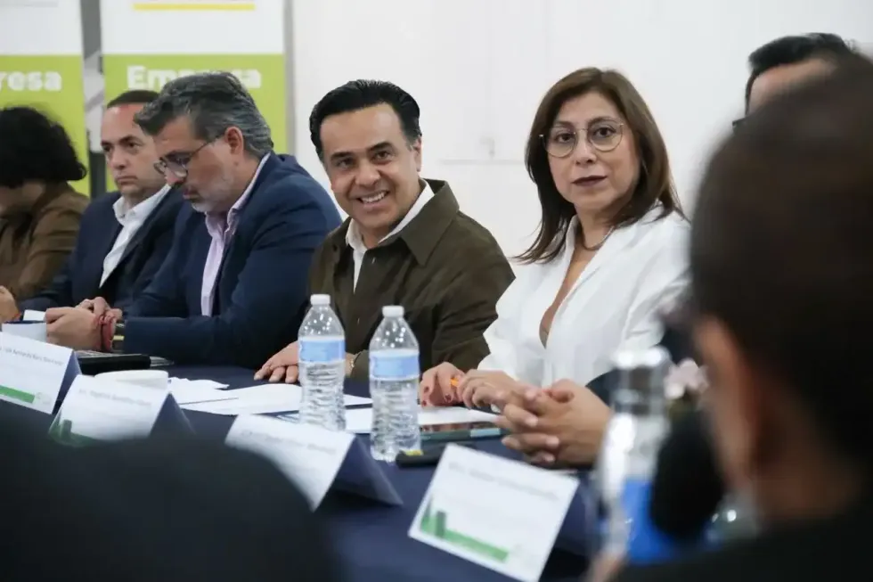 \u200bLuis Bernardo Nava Guerrero sentado en la mesa de trabajo con representantes de la CANACO durante la presentaci\u00f3n de la estrategia de Polic\u00eda Social.