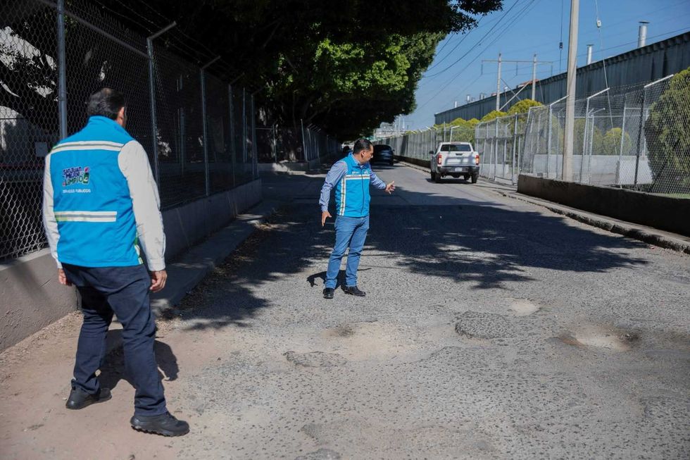 \u200bRoberto Cabrera Valencia supervisa trabajos de limpieza y bacheo en San Juan del R\u00edo acompa\u00f1ado de funcionarios municipales.