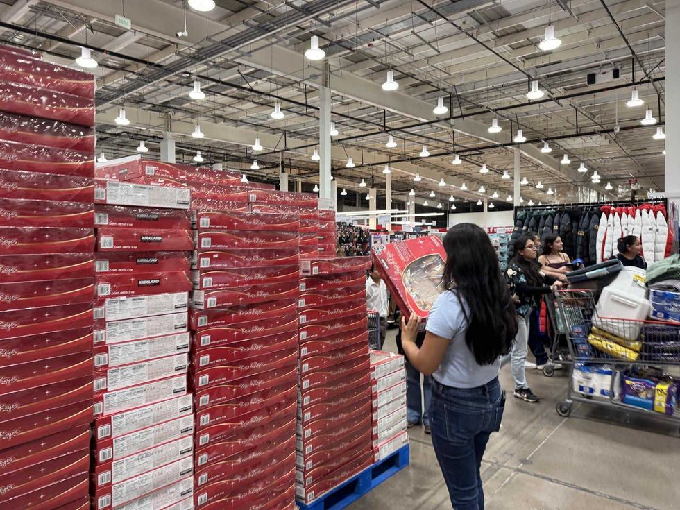 \u200bRoscas de Reyes exhibidas en Costco Quer\u00e9taro con precios de hasta 500 pesos en versiones con crema para celebraci\u00f3n del D\u00eda de Reyes 2026.