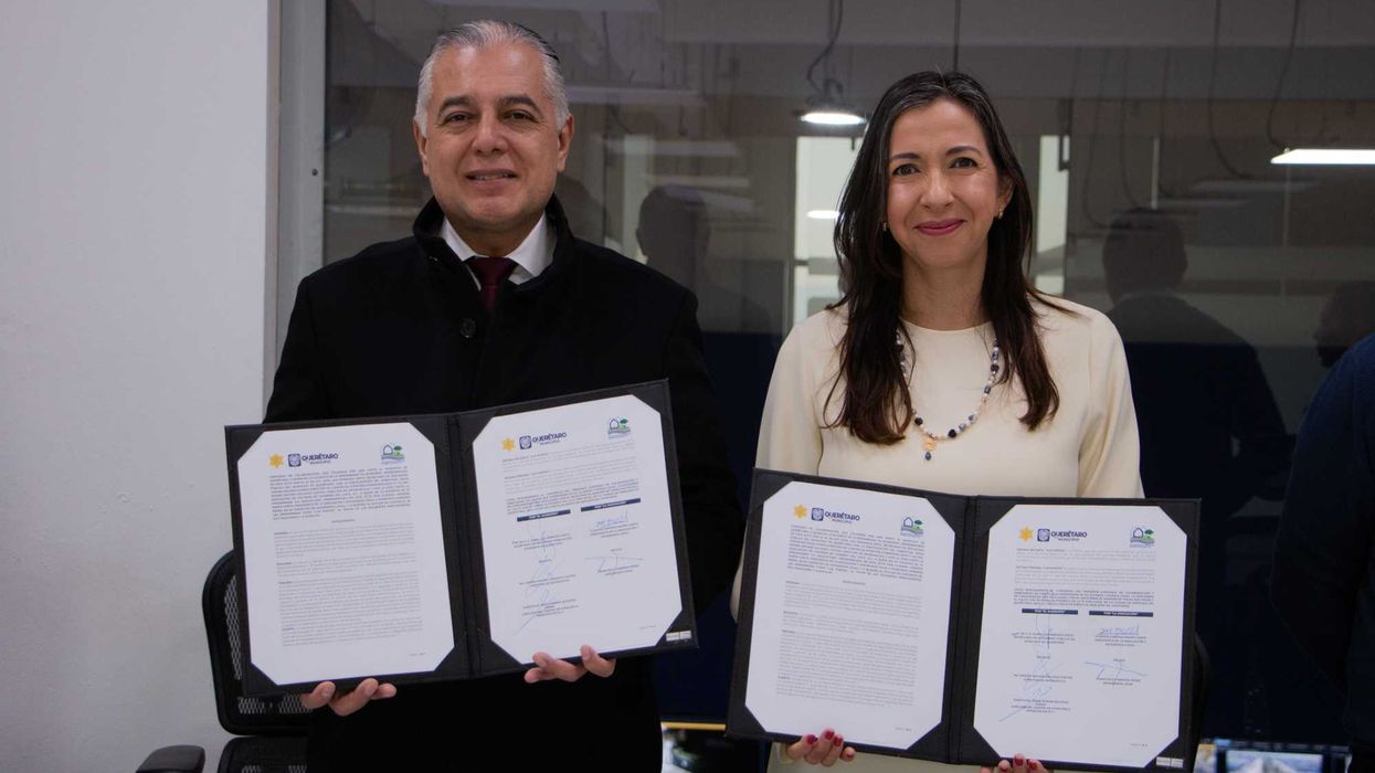 uan Luis Ferrusca Ortiz, secretario de Seguridad Pública Municipal de Querétaro, y Claudia Vanessa Marín Canto durante la firma del convenio en el CAE 911.