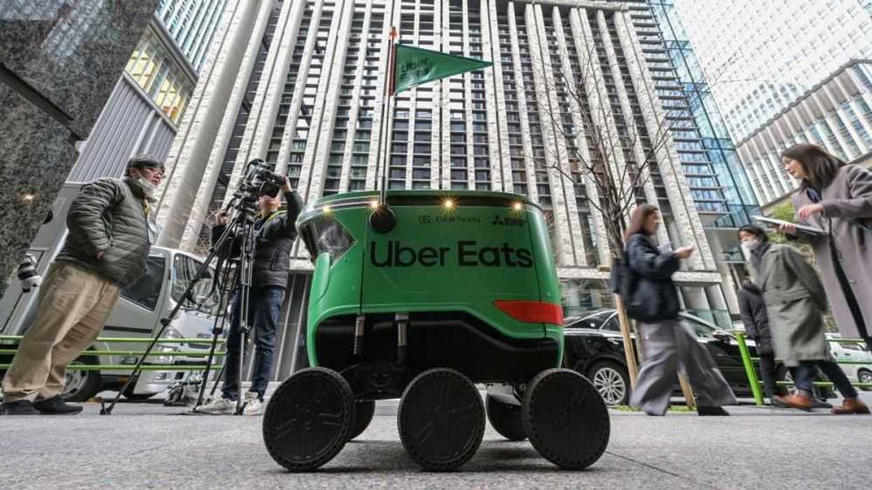 Uber Eats empieza repartos con robots en Tokio. AFP.