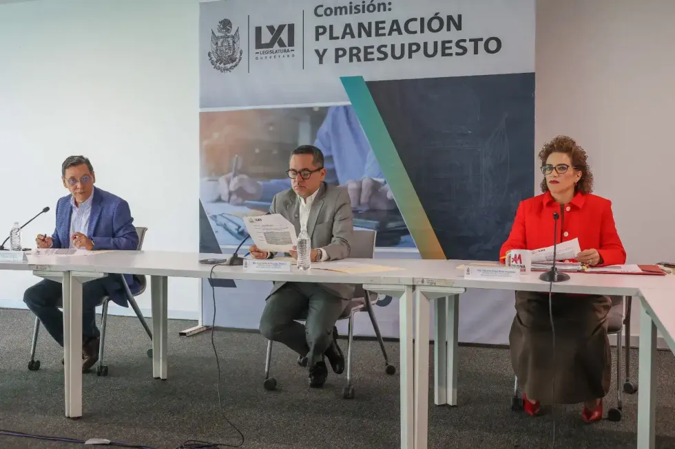 Ulises G\u00f3mez, Adriana Meza y Luis Gerardo \u00c1ngeles posan ante la lona de la Comisi\u00f3n de Planeaci\u00f3n y Presupuesto