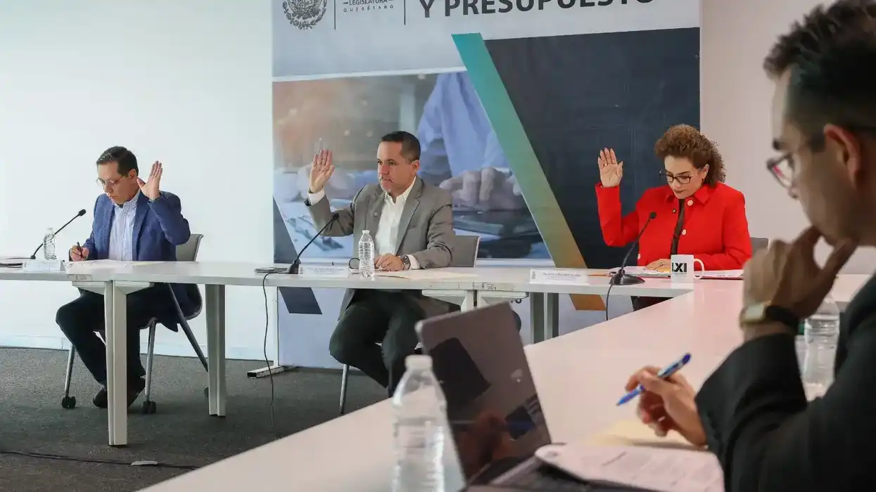 Ulises Gómez, Luis Gerardo Ángeles y Adriana Meza votan a mano alzada en sesión de comisión