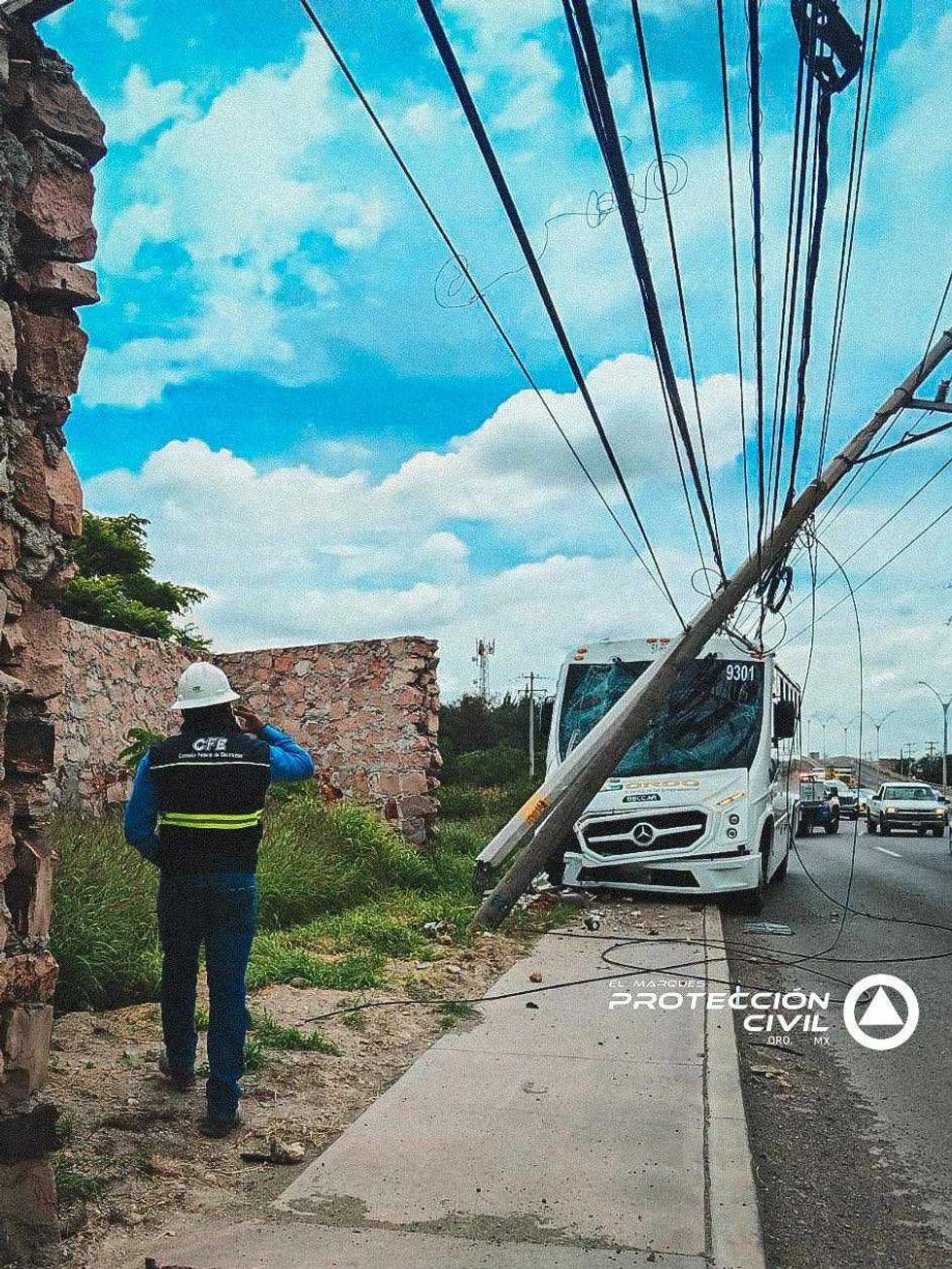 Un cami\u00f3n de transporte de personal choc\u00f3 contra un poste de electricidad en la carretera estatal 200 de El Marqu\u00e9s.