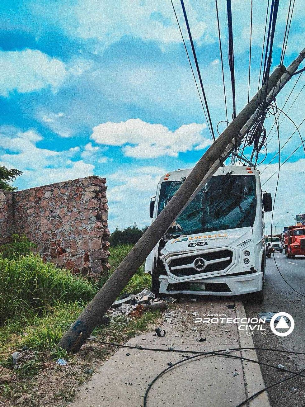 Un cami\u00f3n de transporte de personal choc\u00f3 contra un poste de electricidad en la carretera estatal 200 de El Marqu\u00e9s.