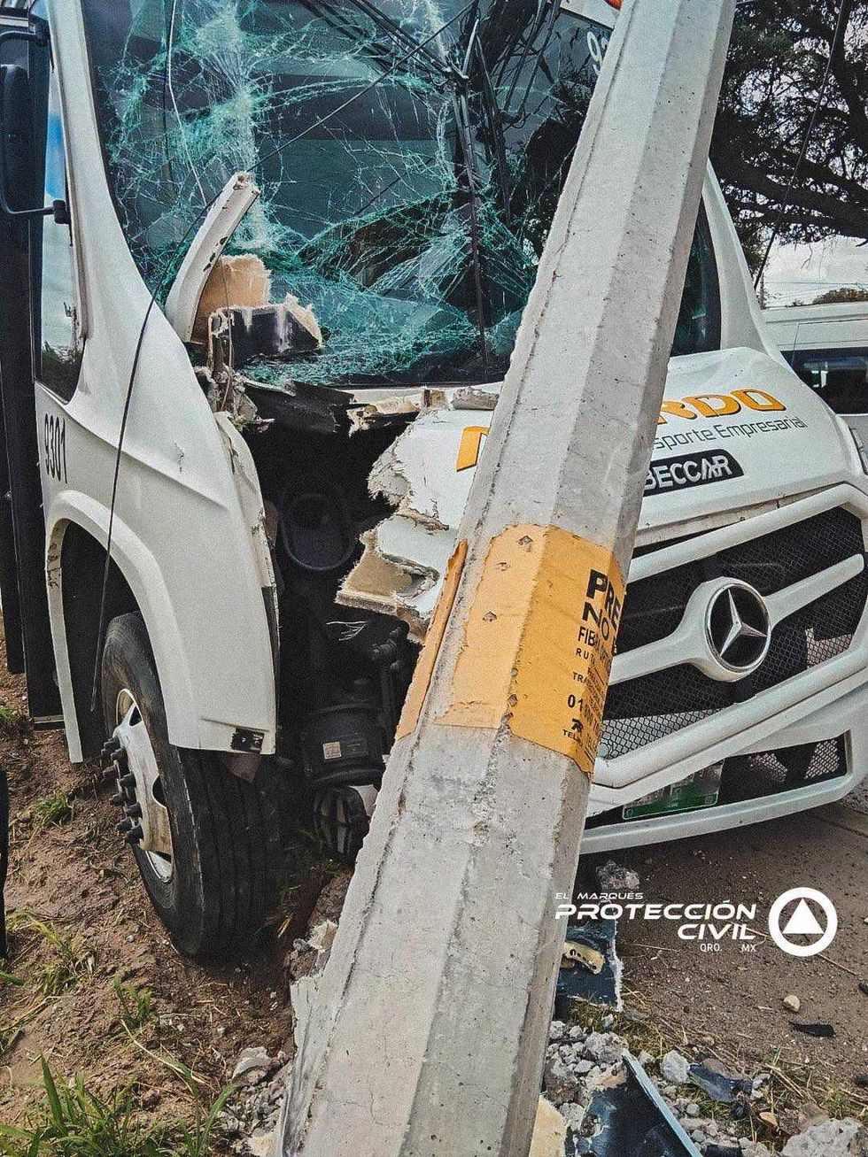 Un cami\u00f3n de transporte de personal choc\u00f3 contra un poste de electricidad en la carretera estatal 200 de El Marqu\u00e9s.