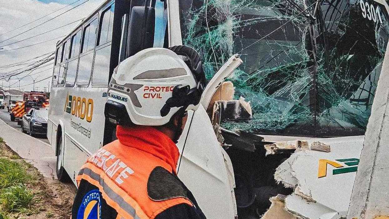 Un camión de transporte de personal chocó contra un poste de electricidad en la carretera estatal 200 de El Marqués.