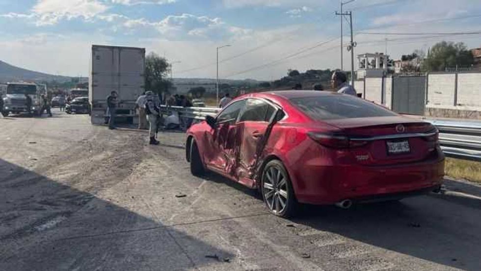 Un fuerte accidente múltiple provocado por un tráiler, paralizó por varias horas la carretera federal México Querétaro.