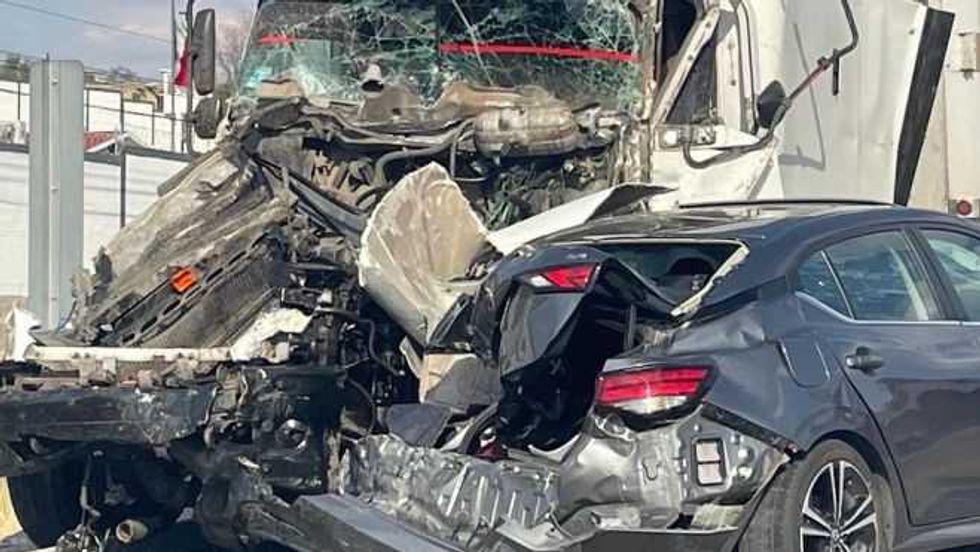 Un fuerte accidente múltiple provocado por un tráiler, paralizó por varias horas la carretera federal México Querétaro.