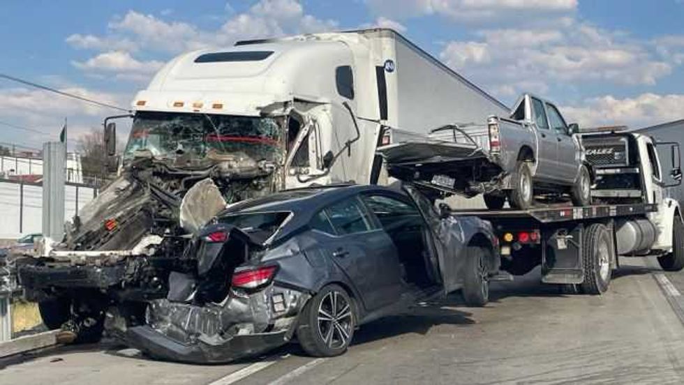 Un fuerte accidente múltiple provocado por un tráiler, paralizó por varias horas la carretera federal México Querétaro.