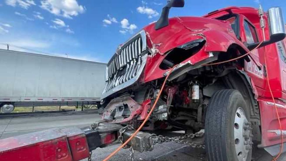 Un fuerte accidente múltiple provocado por un tráiler, paralizó por varias horas la carretera federal México Querétaro.