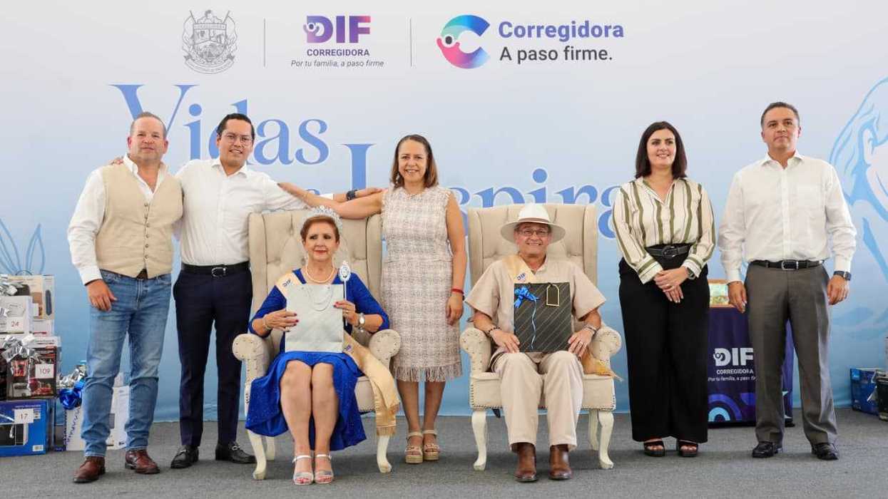 Un grupo de personas posa junto a la Reina y el Abuelo de Oro 2026 durante la ceremonia en Corregidora.