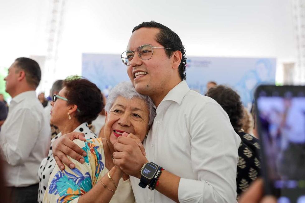 Un hombre abraza a una mujer adulta mayor durante la celebraci\u00f3n Vidas que Inspiran en Corregidora.